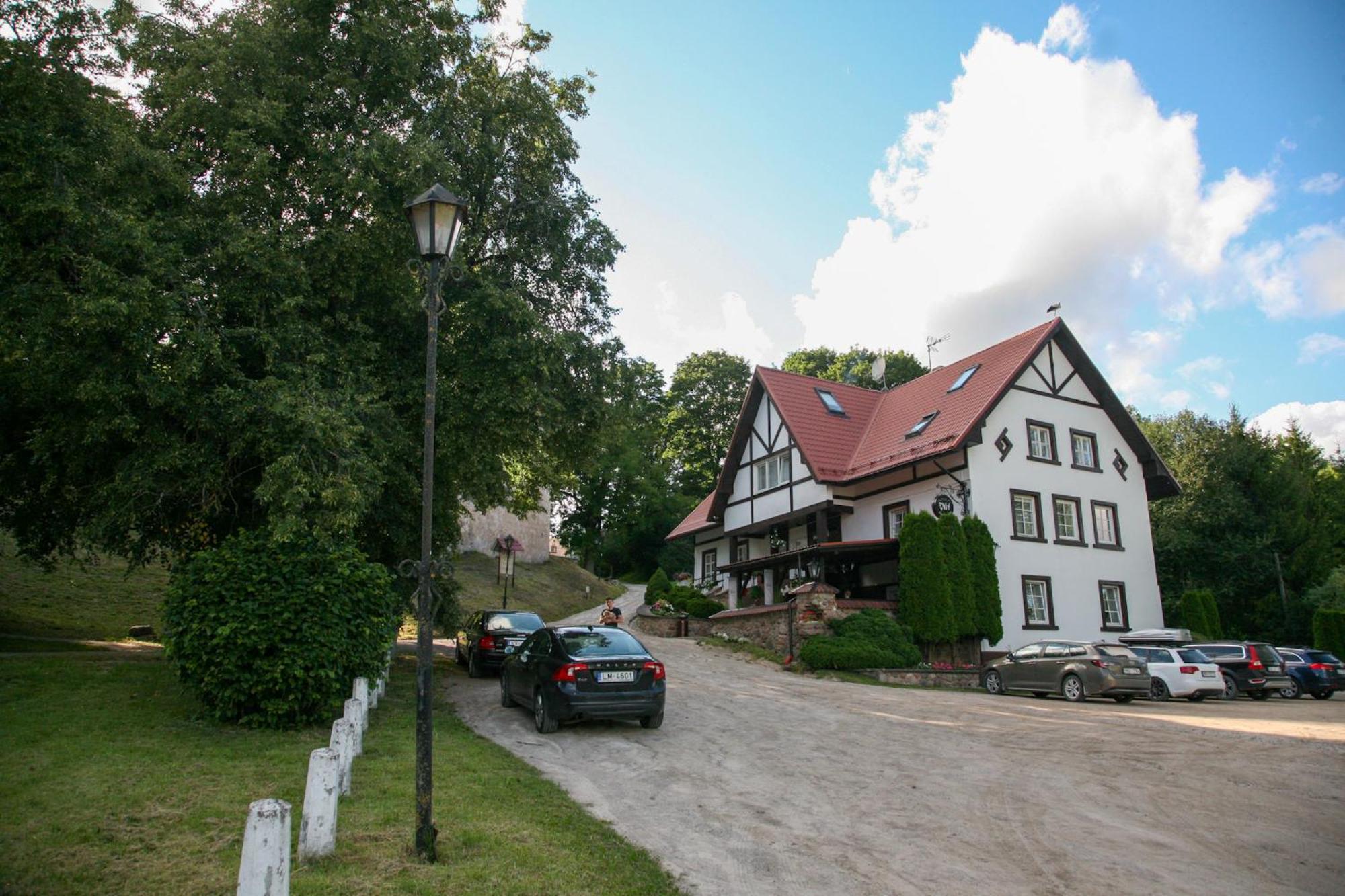 Hotel Pils à Kandava Extérieur photo